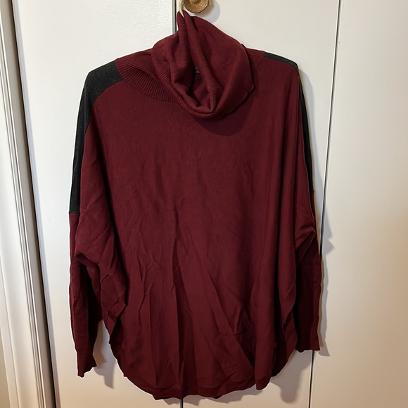 Lole Burgundy Sweater - Picture 4 of 4